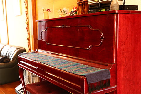 館内のピアノ